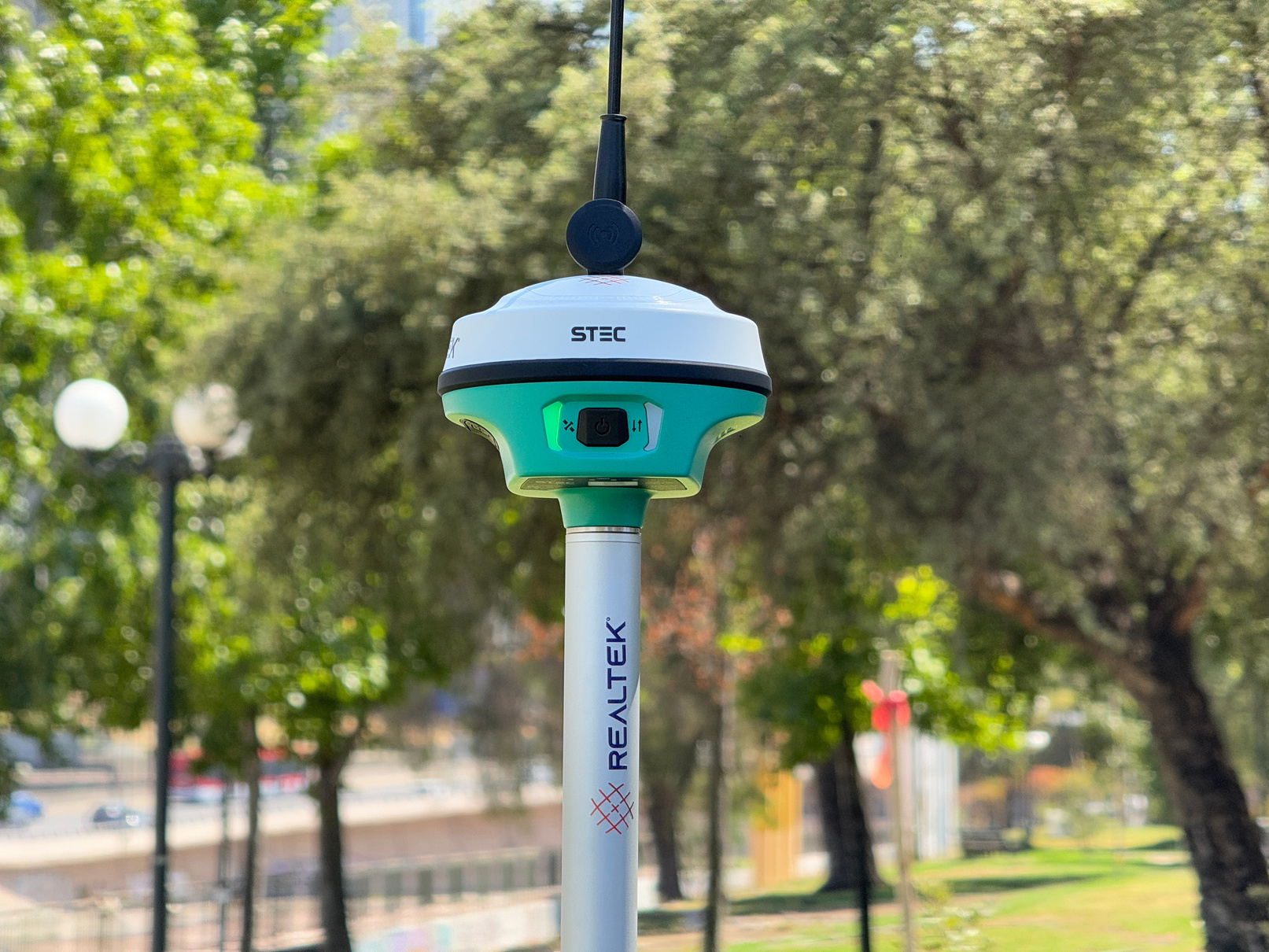 Receptor GNSS RTK STEC SE Lite en terreno